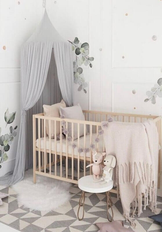 Quarto de bebê cinza e branco decorado com dossel para berço de madeira Foto Nursery Decor e Design