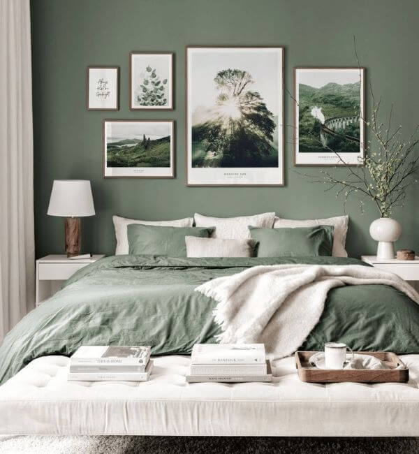 Quarto de casal com parede e roupa de cama na cor verde