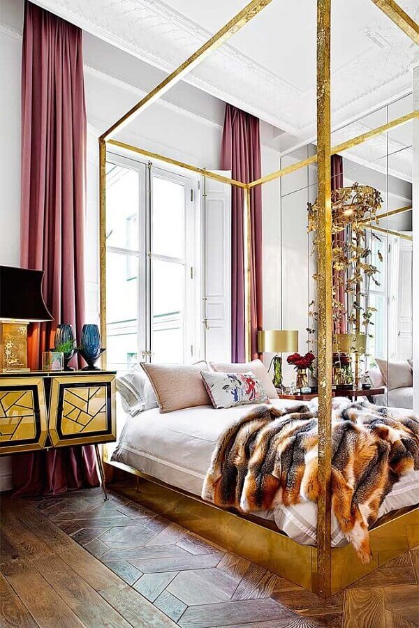 Quarto de luxo decorado com cama com dossel Foto Revista AD