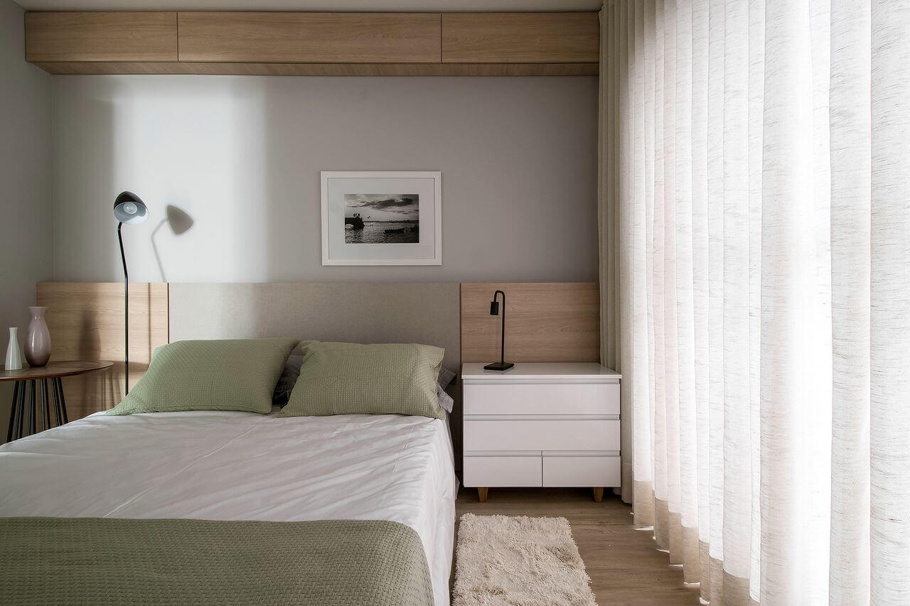 Quarto minimalista com tecido verde sage na cama