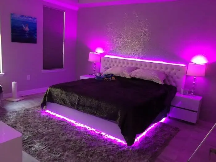 Quarto neon de casal com cabeceira e pés da cama iluminados. Fonte: Casa & Festa