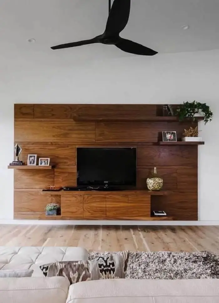 Rack para sala moderno com painel de madeira simples. Fonte: Total Construção