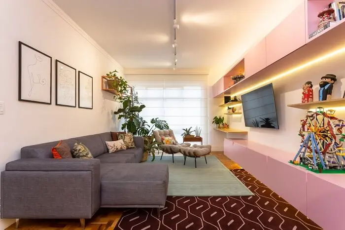 Rack para sala moderno planejado em tom rosa. Fonte: Motirõ Arquitetos