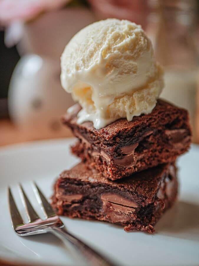 Receita de brownie de chocolate com sorvete de creme Foto Unsplash