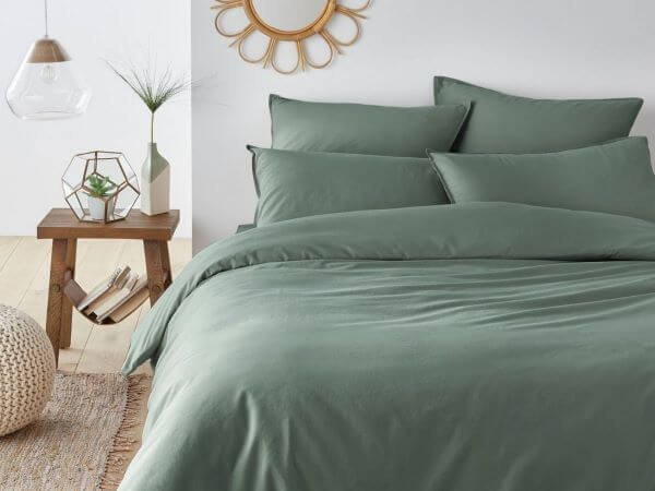 Roupa de cama para quarto de casal na cor verde sage