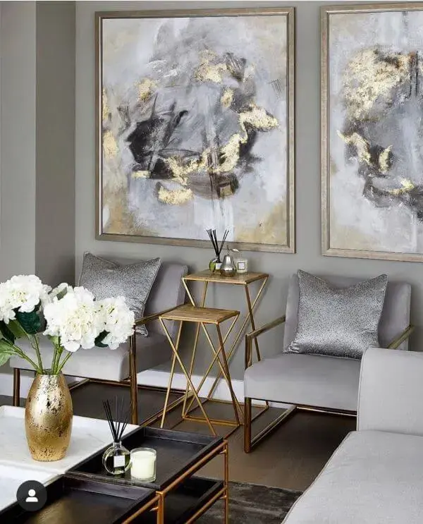 Sala com almofada na cor prata e detalhes em dourado 