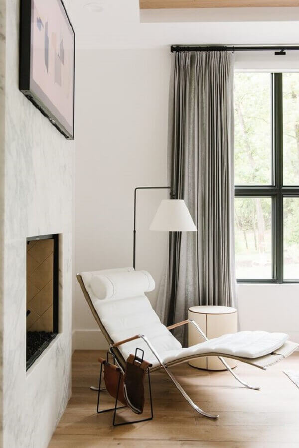 Sala com lareira decorada com poltrona branca moderna Foto Studio McGee