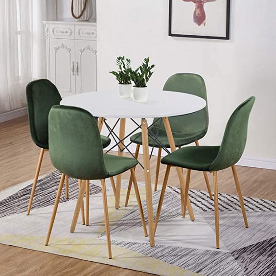 Sala com mesa eiffel e cadeira verde