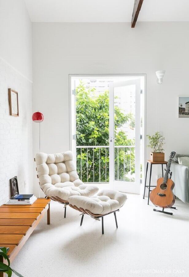 Sala de estar clean decorada com poltrona branca com puff  Foto Isadora Fabian e Gisele Rampazzo
