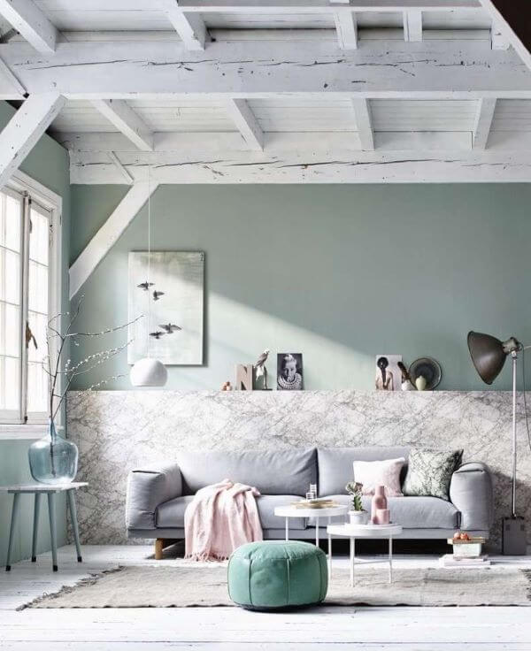 Sala de estar com sofá cinza e parede verde sage