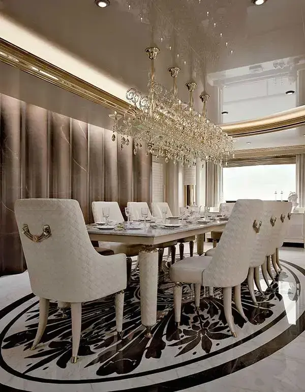 Sala de jantar de luxo ampla e com detalhes em dourado. Fonte: Sua Decoração