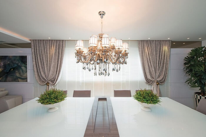 Sala de jantar grande de luxo com lustre. Fonte: Actual Design