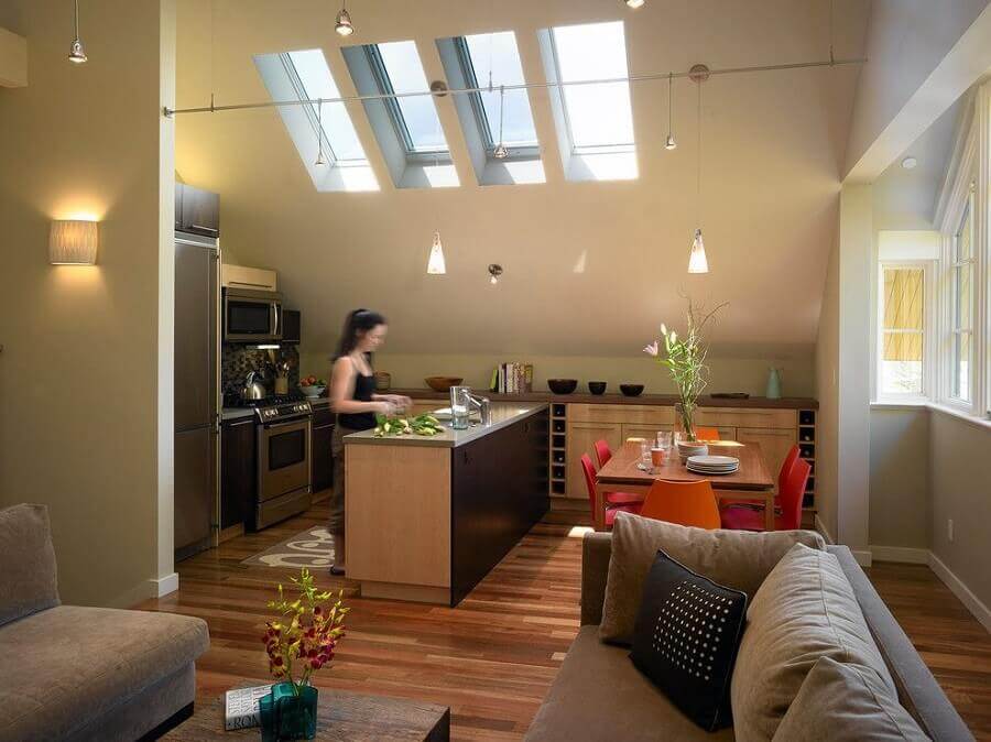 Sala e cozinha americana integradas decoradas com moveis de madeira planejados Foto Archzine