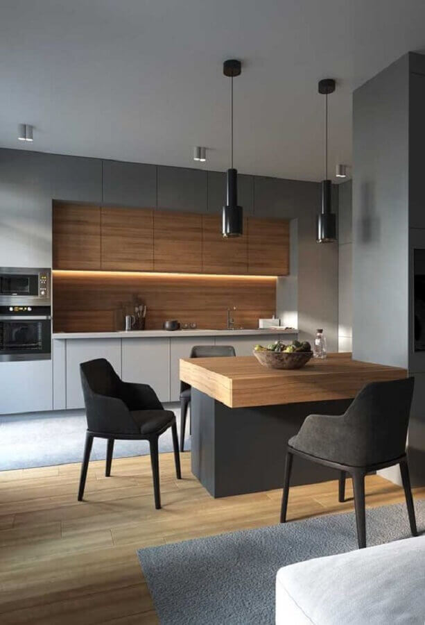 Tons de cinza para decoração moderna de cozinha planejada com ilha com detalhes em madeira Foto Decor Fácil