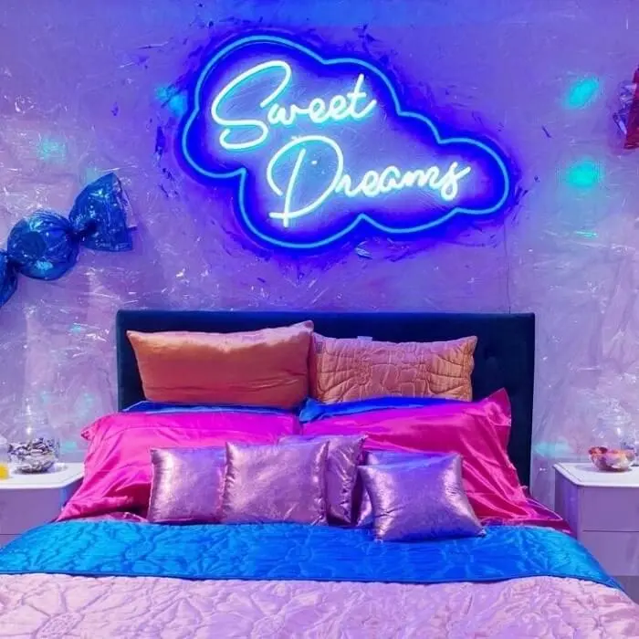 Use a criatividade para compor o décor do quarto neon feminino. Fonte: Sugar Republic