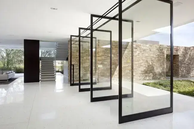 Você pode usar vários portas de vidro para sala pivotantes. Fonte: Casa Library