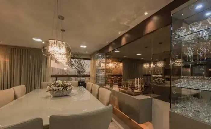 Sala de jantar de luxo com cristaleira de cristal. Fonte: Decor Fácil