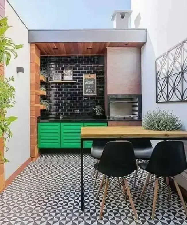 Área externa simples com revestimento de parede preto e armário verde. Fonte: Fashion Bubbles
