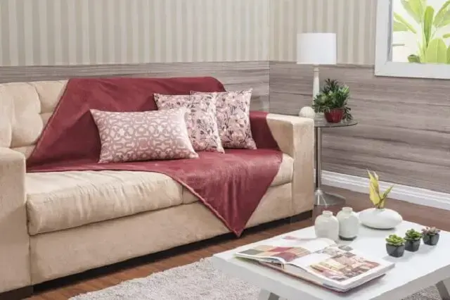 É possível modificar a decoração da sala com pequenos gestos, seja trocando o tecido do sofá ou acrescentando uma manta sobre ele. Fonte: Madeira Madeira