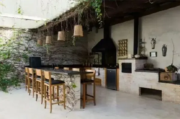 Área gourmet externa simples com fogão de lenha e churrasqueira. Fonte: Salles Imóveis Jundia e Itupeva