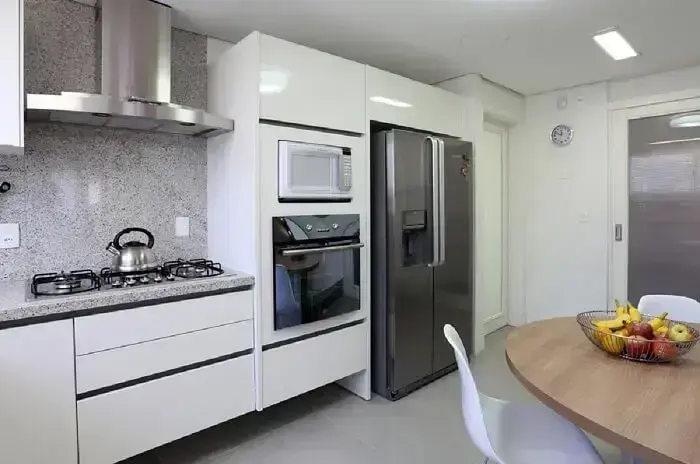 A cozinha planejada permite o encaixe perfeito dos eletrodomésticos. Fonte: Fernanda Renner