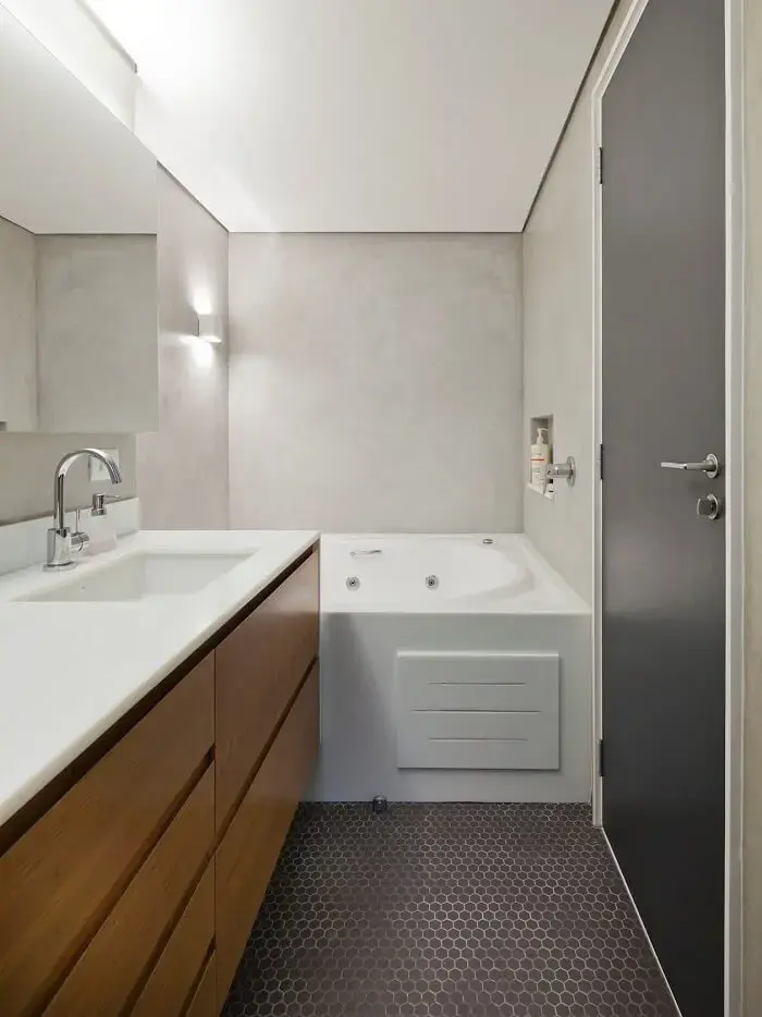 A banheira simples de hidromassagem cabe perfeitamente no projeto do banheiro. Fonte: Decor Fácil