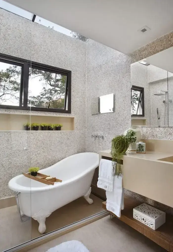 A banheira simples de pé fica protegida pela porta de vidro. Fonte: Decor Fácil
