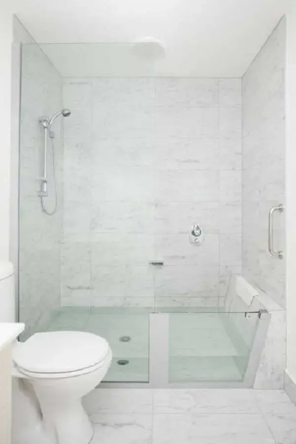 A banheira simples de vidro traz uma sensação de amplitude no espaço. Fonte: Decor Fácil