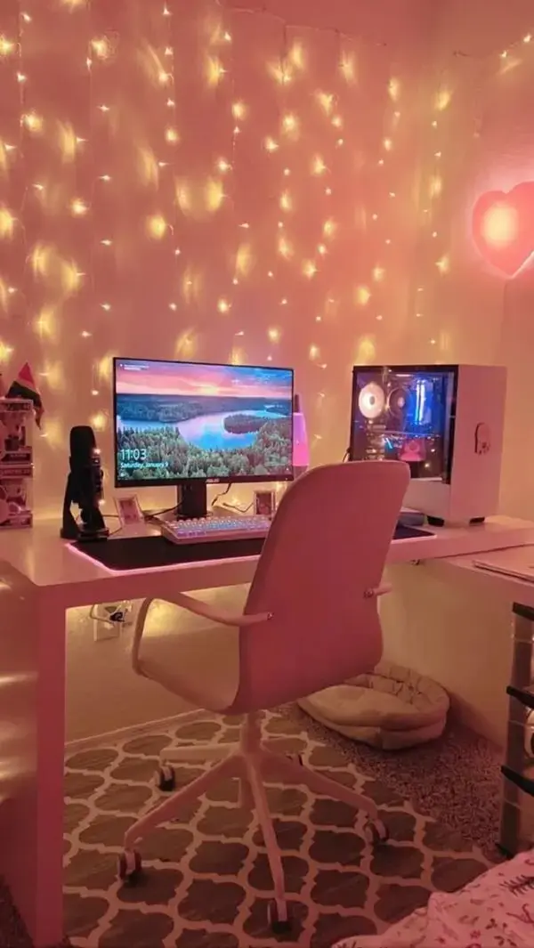 A iluminação traz uma nova perspectiva para decoração do quarto gamer pequeno feminino. Fonte: Reddit