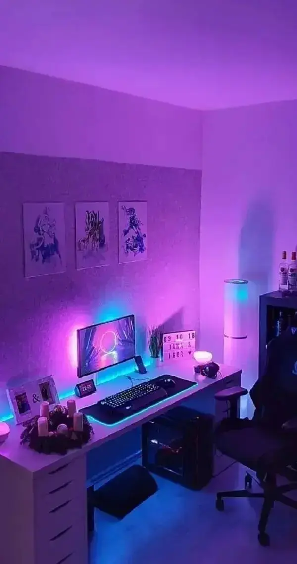 A luz neon pode fazer toda a diferença no projeto de quarto gamer feminino simples. Fonte: Vamos Mamães