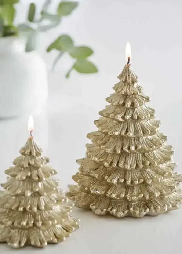 A vela de árvore de natal dourada pode ser uma alternativa criativa na decoração. Fonte: Decor Fácil