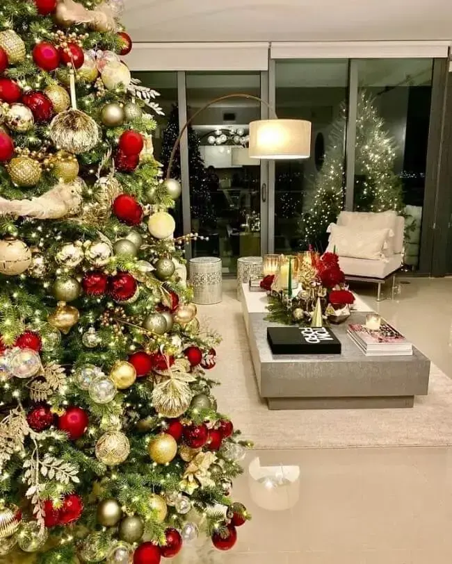 A árvore de natal dourada e vermelha também é uma opção linda. Fonte: Dariel Hernandez
