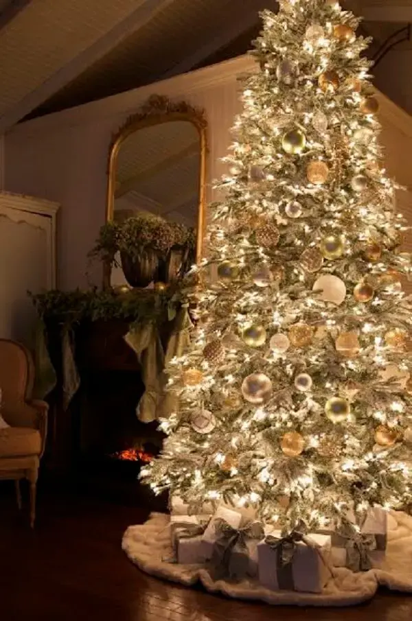 A árvore de natal dourada traz elegância para o décor. Fonte: French Country Cottage