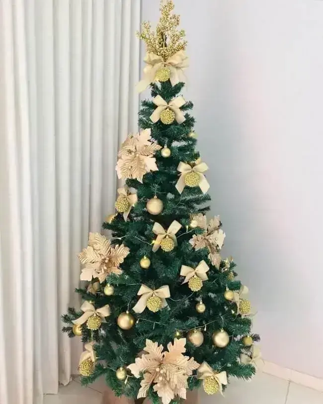 A árvore dourada de natal encanta qualquer decoração. Fonte: Home 5A