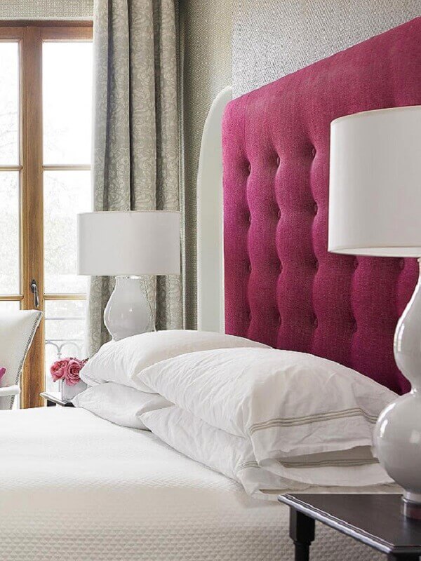 Abajur branco e cabeceira capitonê rosa para decoração de quarto de casal Foto Better Homes and Gardens
