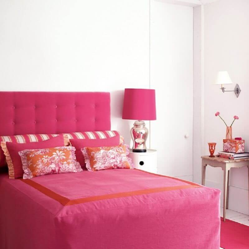 Abajur e cabeceira rosa para decoração de quarto branco Foto Ideal Home