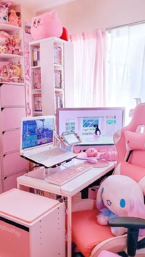 Almofadas criativas decoram o quarto gamer pequeno feminino. Fonte: Stoga Pink