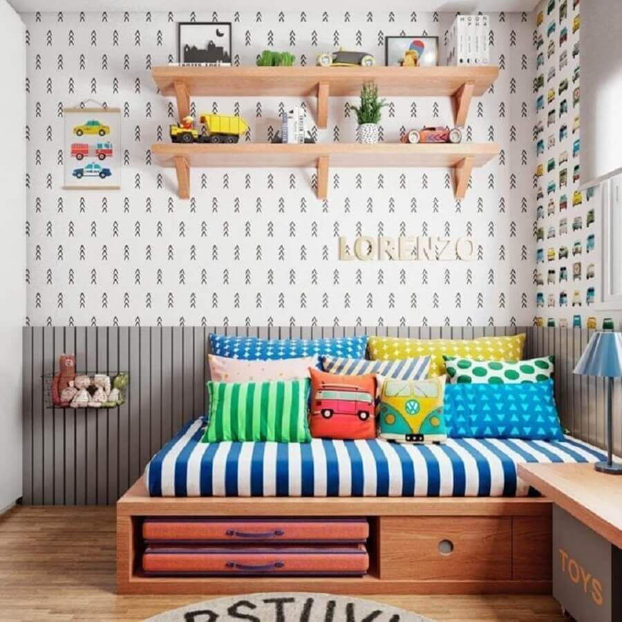 Almofadas divertidas para decoração de quarto colorido de menino Foto Gabi Work