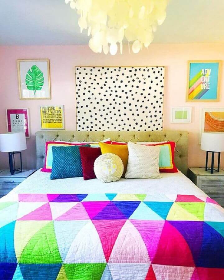 Almofadas para decoração de quarto colorido com cabeceira estofada Foto Kara Alexis Brown