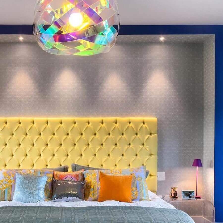 Almofadas para quarto colorido decorado com cabeceira estofada amarela Foto Andrea Murao