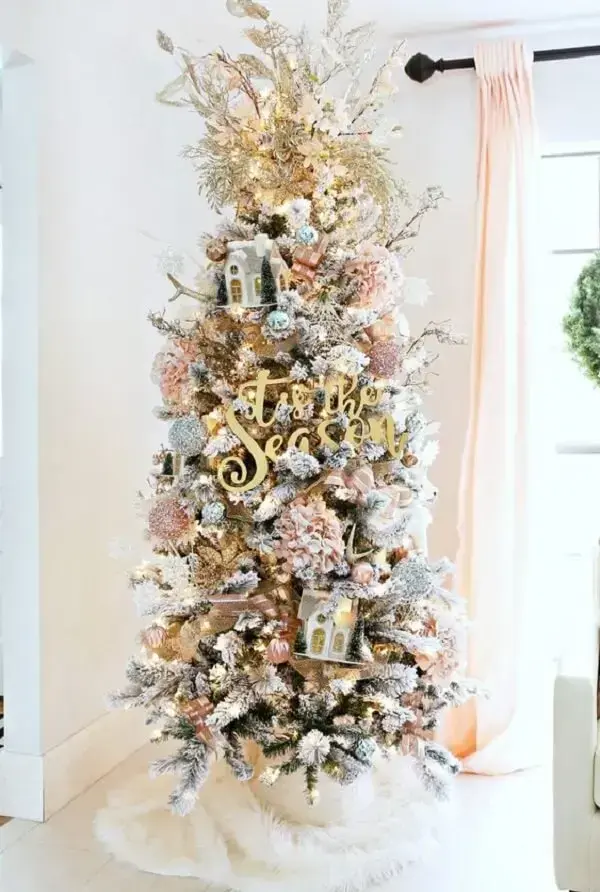Aposte em formatos diferenciados e decore a árvore de natal com enfeites dourados. Fonte: Classy Clutter