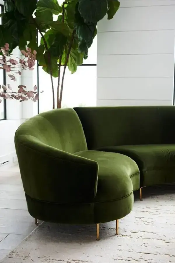 Aposte em uma decoração diferenciada fazendo uso do sofá curvo redondo. Fonte: HomeDeco