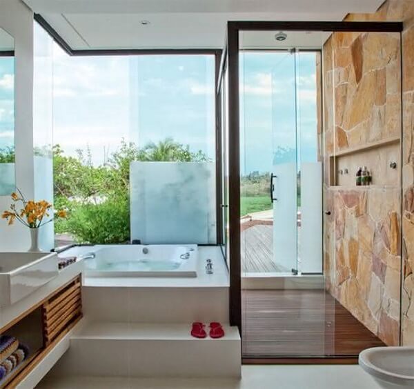 Aprecie a paisagem externa de dentro da banheira simples. Fonte: Casa e Festa