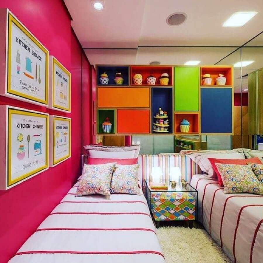 Armário aéreo para decoração de quarto colorido de solteiro Foto Thaisa Bohrer
