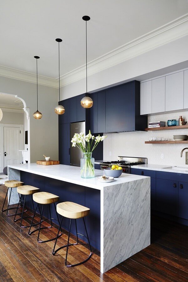 Armário azul marinho para decoração de cozinha de luxo com ilha de mármore Foto Nicole Franzes