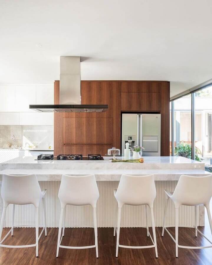 Armário de madeira para decoração de cozinha de luxo com ilha branca Foto Gargioni Arquitetos