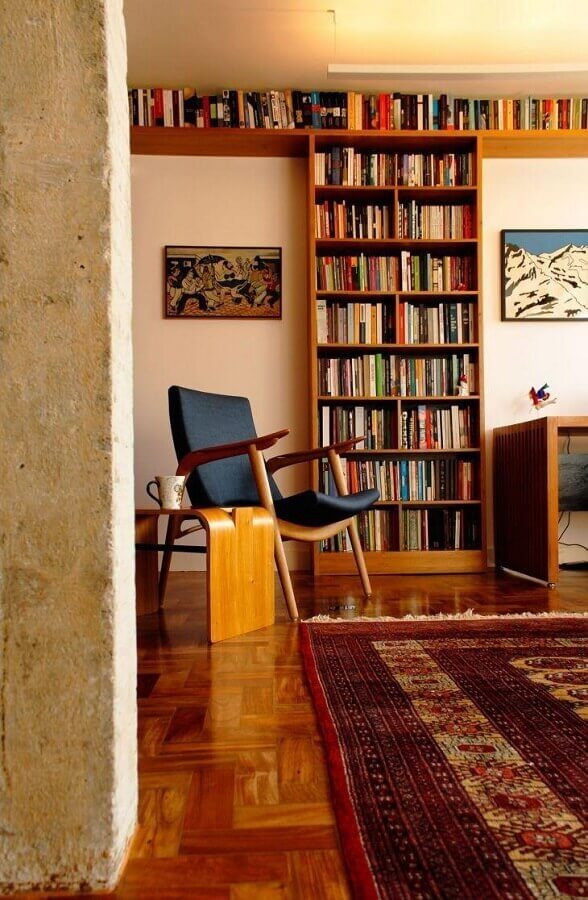 Armário para colocar livros para decoração de sala com poltrona de madeira Foto ODVO Arquitetura e Urbanismo