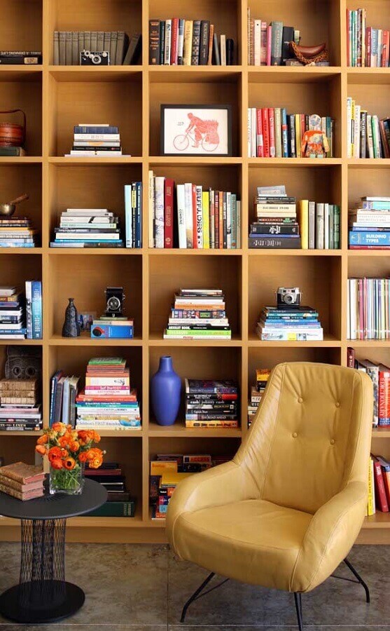 Armário para livros de madeira planejado para decoração de sala com poltrona de leitura Foto Home Adore