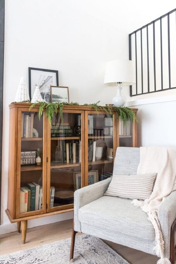 Armário para livros fechado para cantinho de leitura decorado com poltrona confortável Foto Kristina Lynne