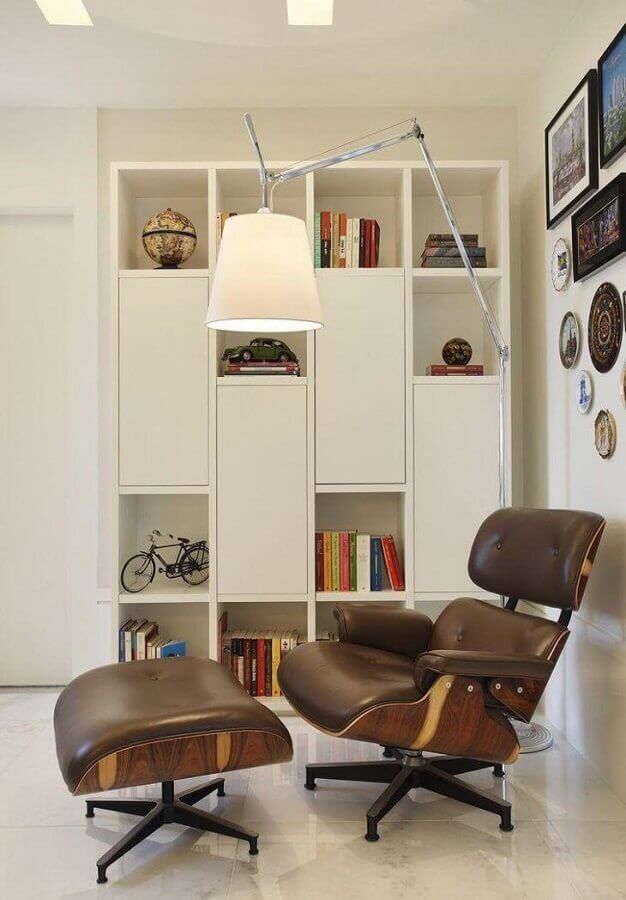 Armário para livros fechado para decoração de cantinho de leitura com poltrona confortável Foto Leila Dionizios